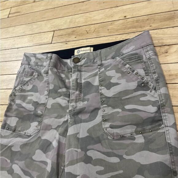 DEMOCRACY AB Technology Jeans Women 14 Camo Green Studded Capri Raw Hem - Picture 10 of 14